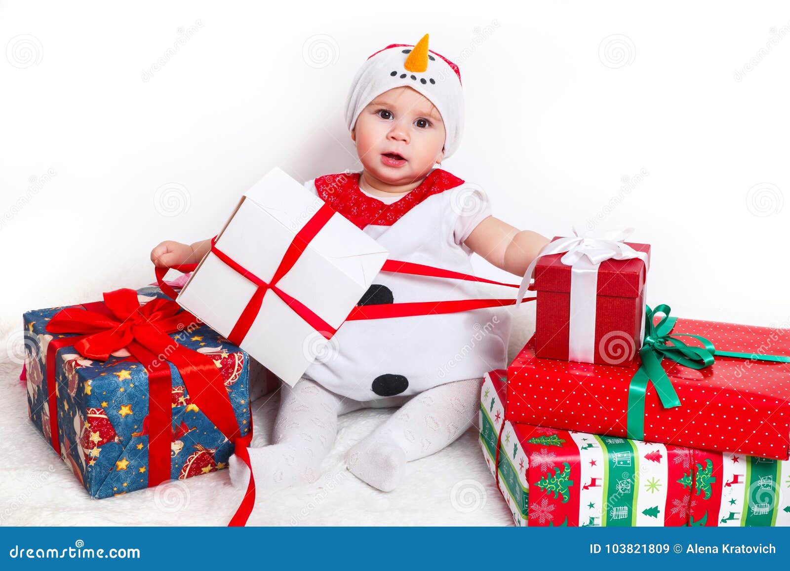 Bebe Feliz En Traje Del Muneco De Nieve Con Las Cajas De Regalo Del Regalo De Navidad Imagen De Archivo Imagen De Felicidad Sonriente Bebe Feliz En Traje Del Muneco De Nieve Con Las Cajas De Regalo Del Regalo De Navidad Imagen De Archivo Imagen De Felicidad Sonriente