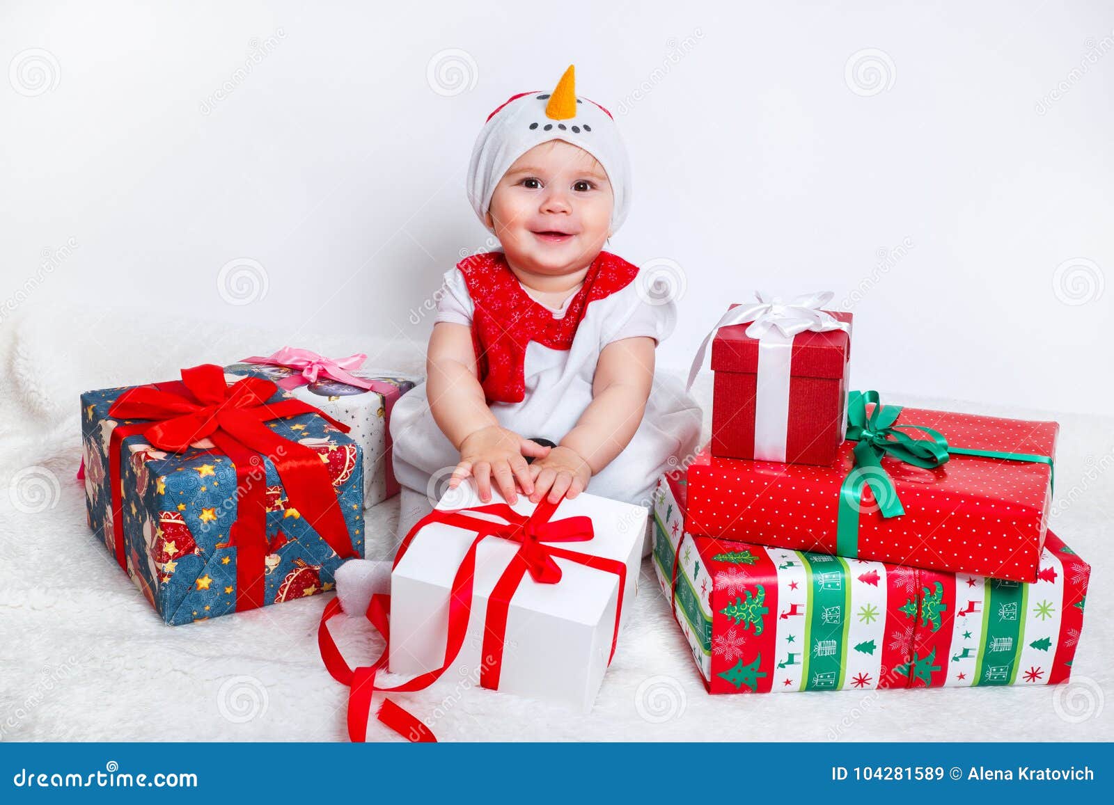 Bebe Feliz En Traje Del Muneco De Nieve Con Las Cajas De Regalo Del Regalo De Navidad Imagen De Archivo Imagen De Sombrero Santa Bebe Feliz En Traje Del Muneco De Nieve Con Las Cajas De Regalo Del Regalo De Navidad Imagen De Archivo Imagen De Sombrero Santa