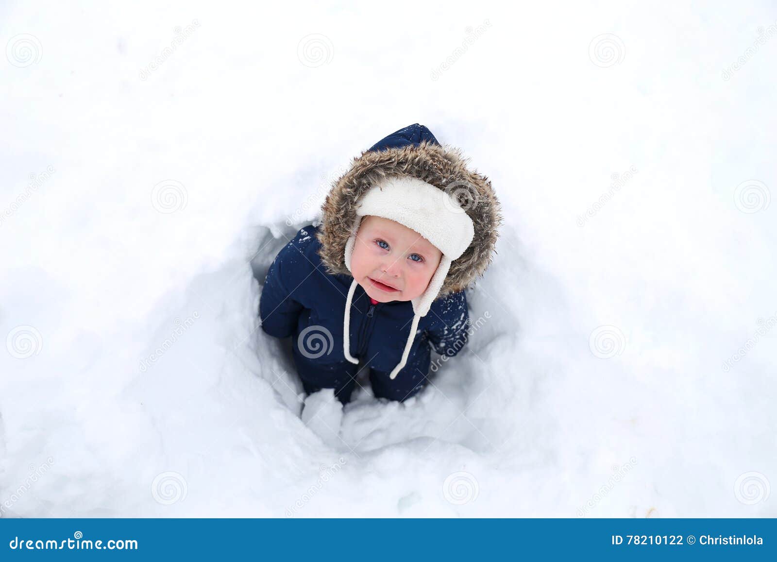Bebé Frío En Mono De Nieve Del Invierno En Nieve Foto de archivo