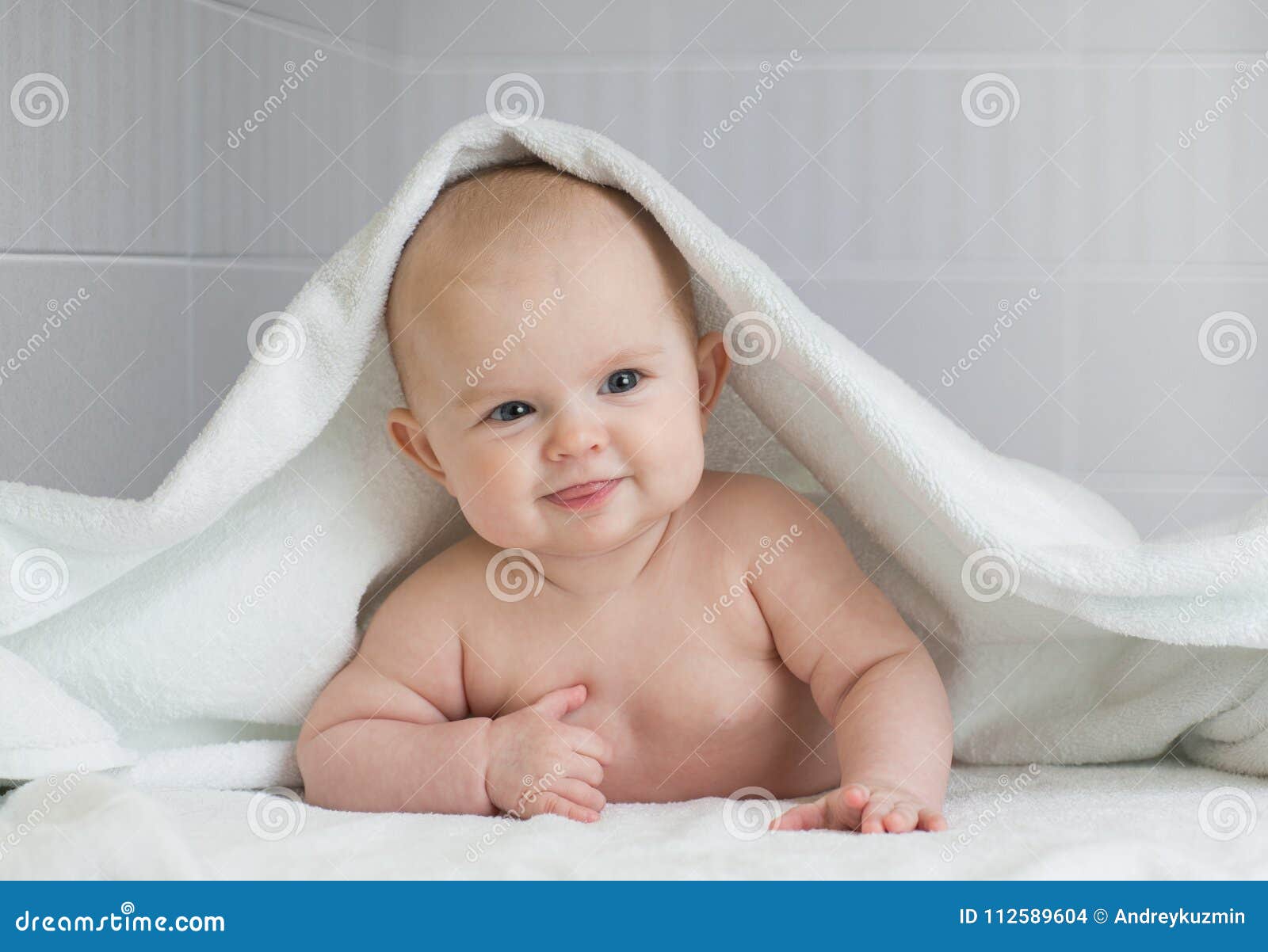 Bebé Lindo En La Toalla De Baño Blanca En Cuarto De Baño Foto de archivo -  Imagen de humano, divertido: 112589604