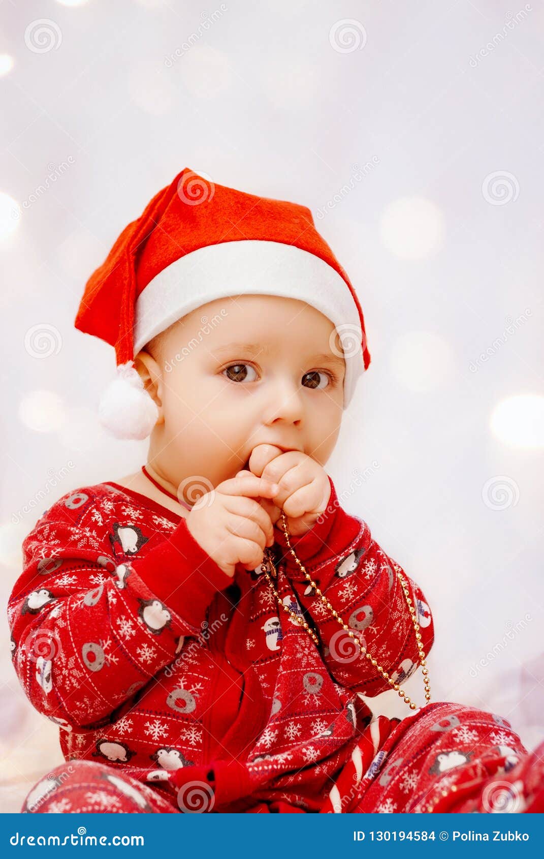Bebé Lindo En Pijamas Y El Sombrero Papá Noel En Fondo De La Navidad Foto de archivo - Imagen de curioso, coma: 130194584