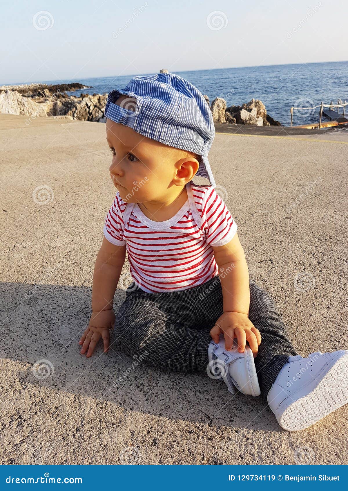 Bebé Lindo Ropa Rayada Que Lleva De 1 Año Imagen de archivo - Imagen de  mirando, camisa: 129734119