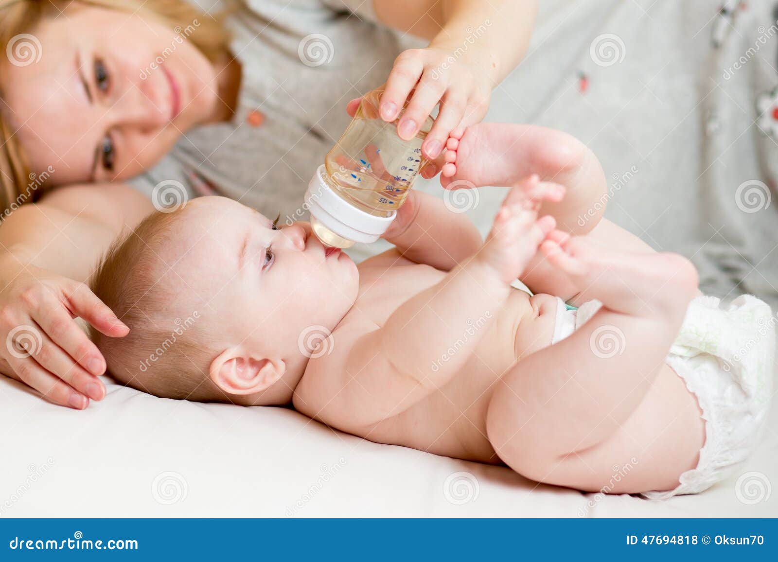 Bebe Que Bebe De La Botella 5 Meses De La Muchacha Foto De Archivo Imagen De Bebe Humano