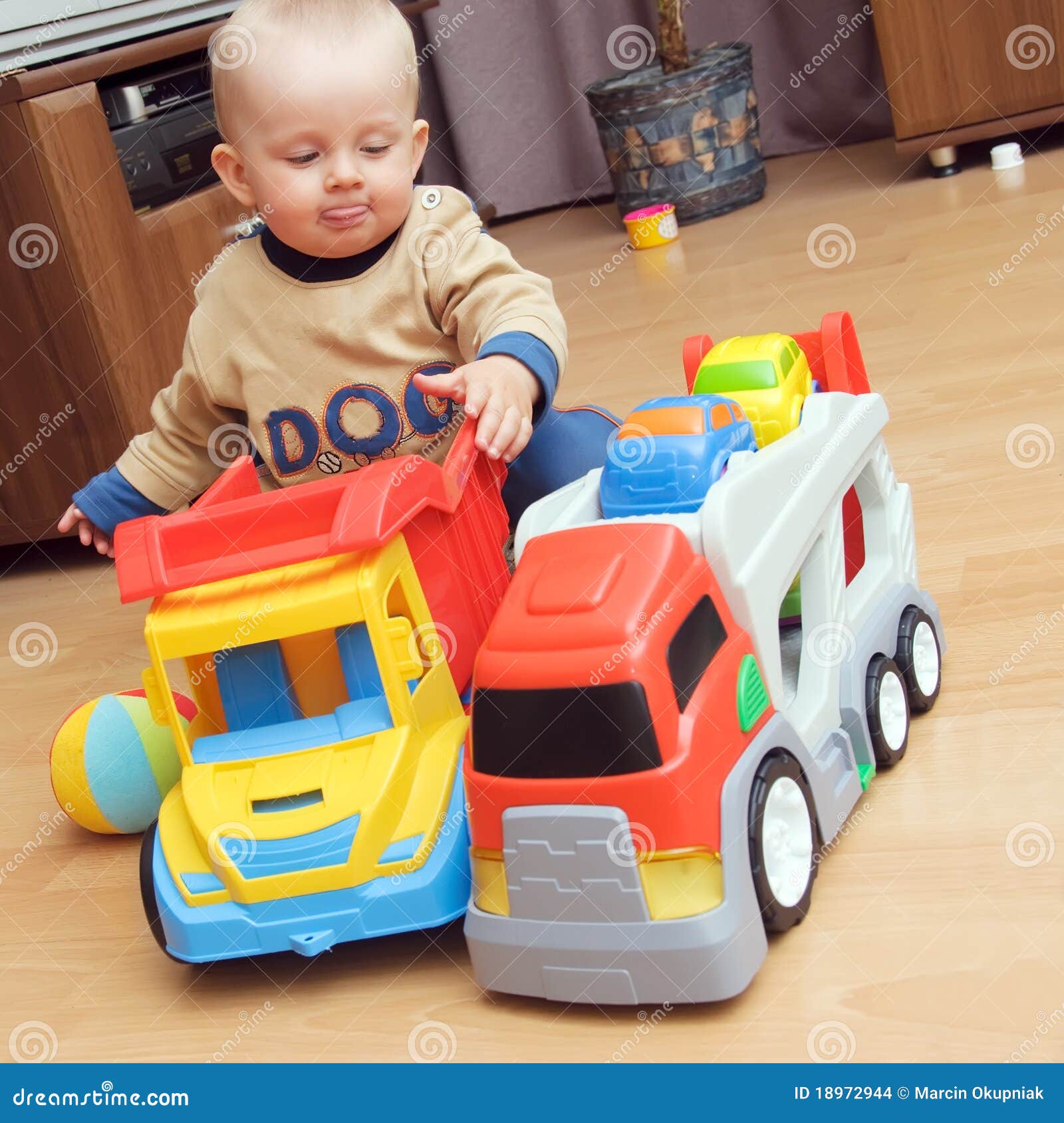 Criança Infantil Do Bebê Da Criança Com O Caminhão Grande Do Carro Do  Brinquedo Imagem de Stock - Imagem de carro, pouco: 39821491