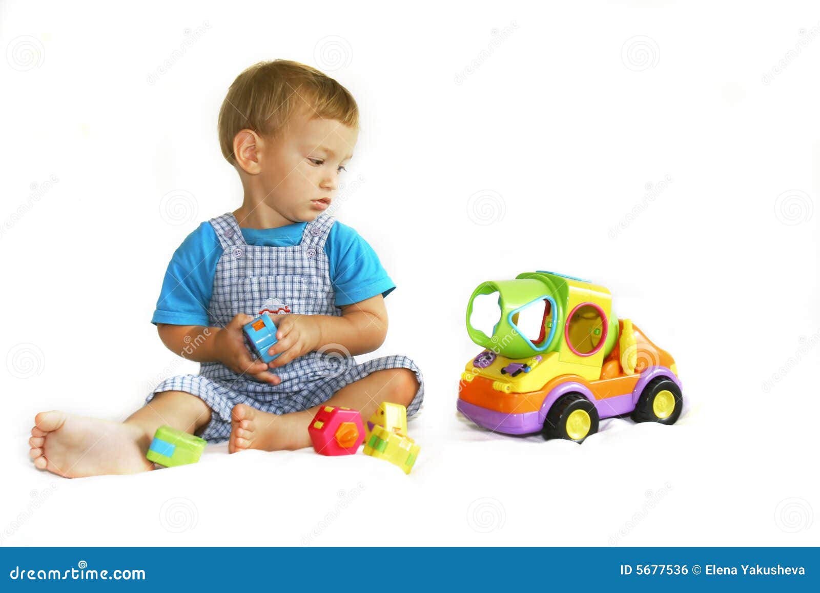 Bebé Que Juega Con El Juguete-carro Foto de archivo - Imagen de playtime,  siéntese: 5677536
