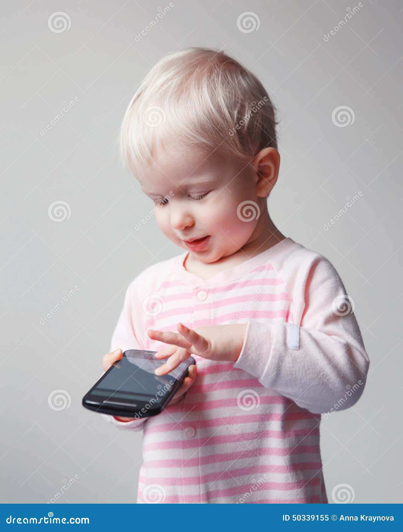 Играть в телефон спать. Ребенок играет в телефон. Засыпающий с телефоном ребенок. Играть в телефон. Картинка грудной ребенок играет с мобильником.