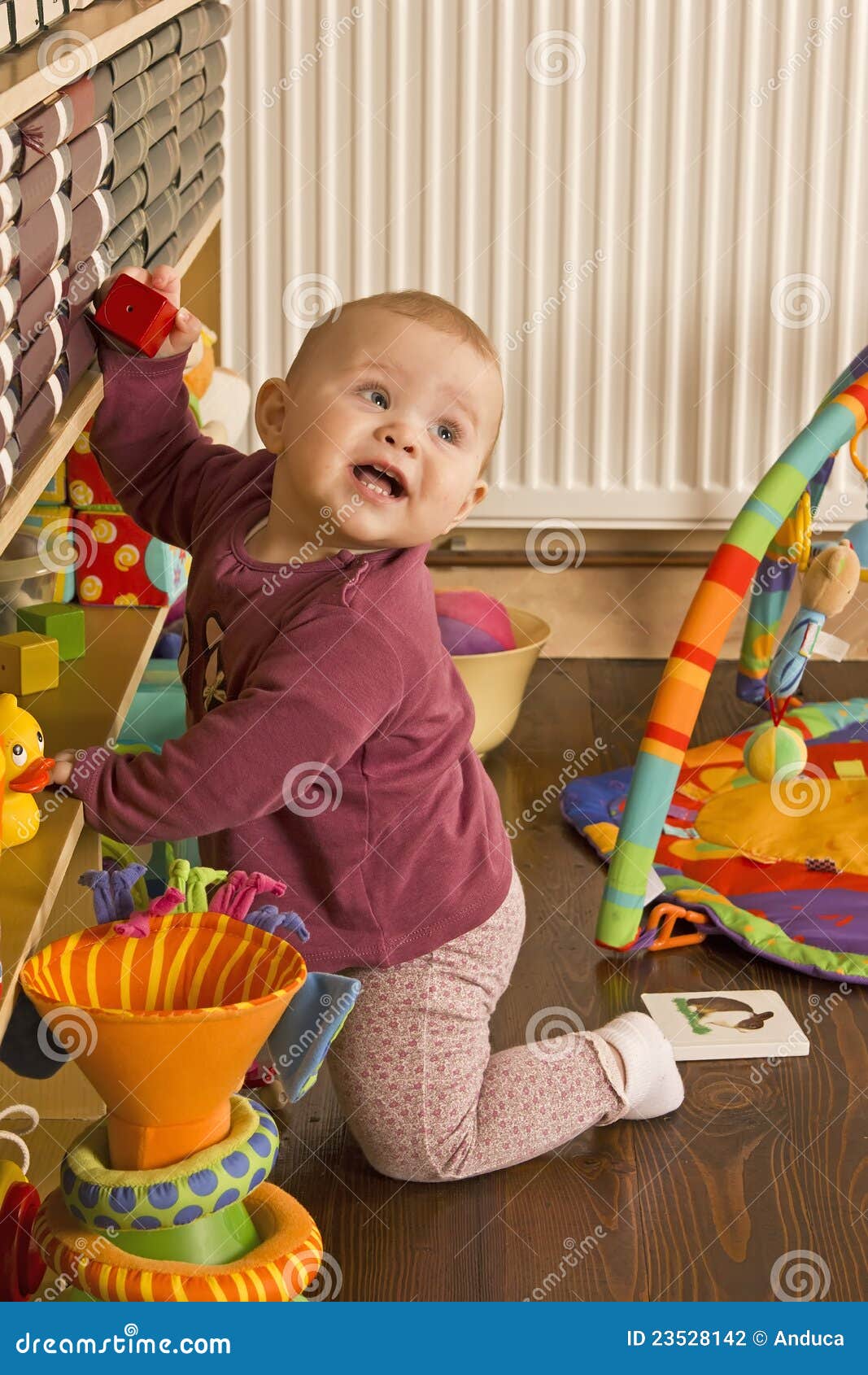 Bebé que juega en el suelo foto de archivo. Imagen de bebés - 23528142