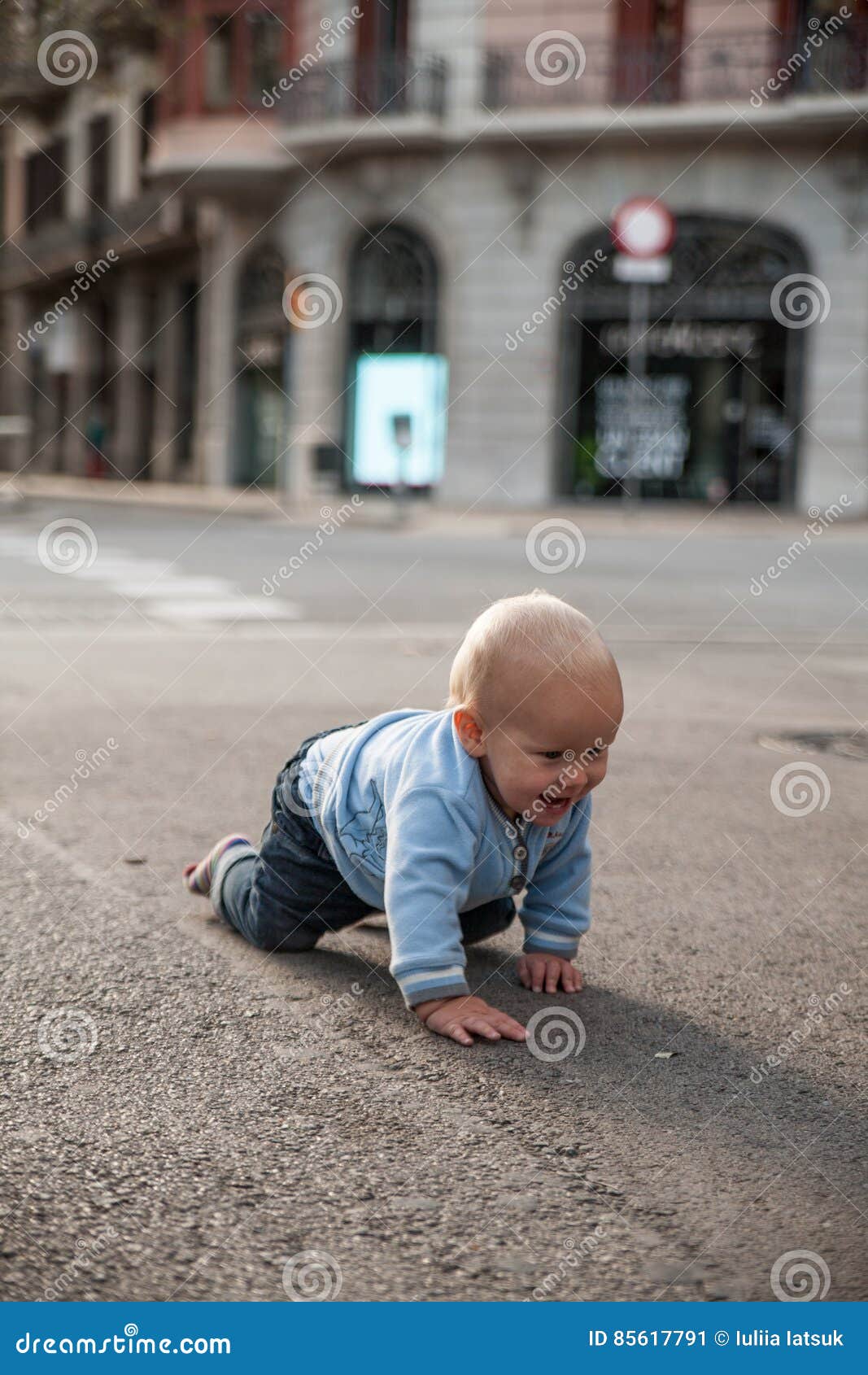 Bebe Que Se Arrastra En La Calle Y La Sonrisa Imagen De Archivo Imagen De Exterior Calle