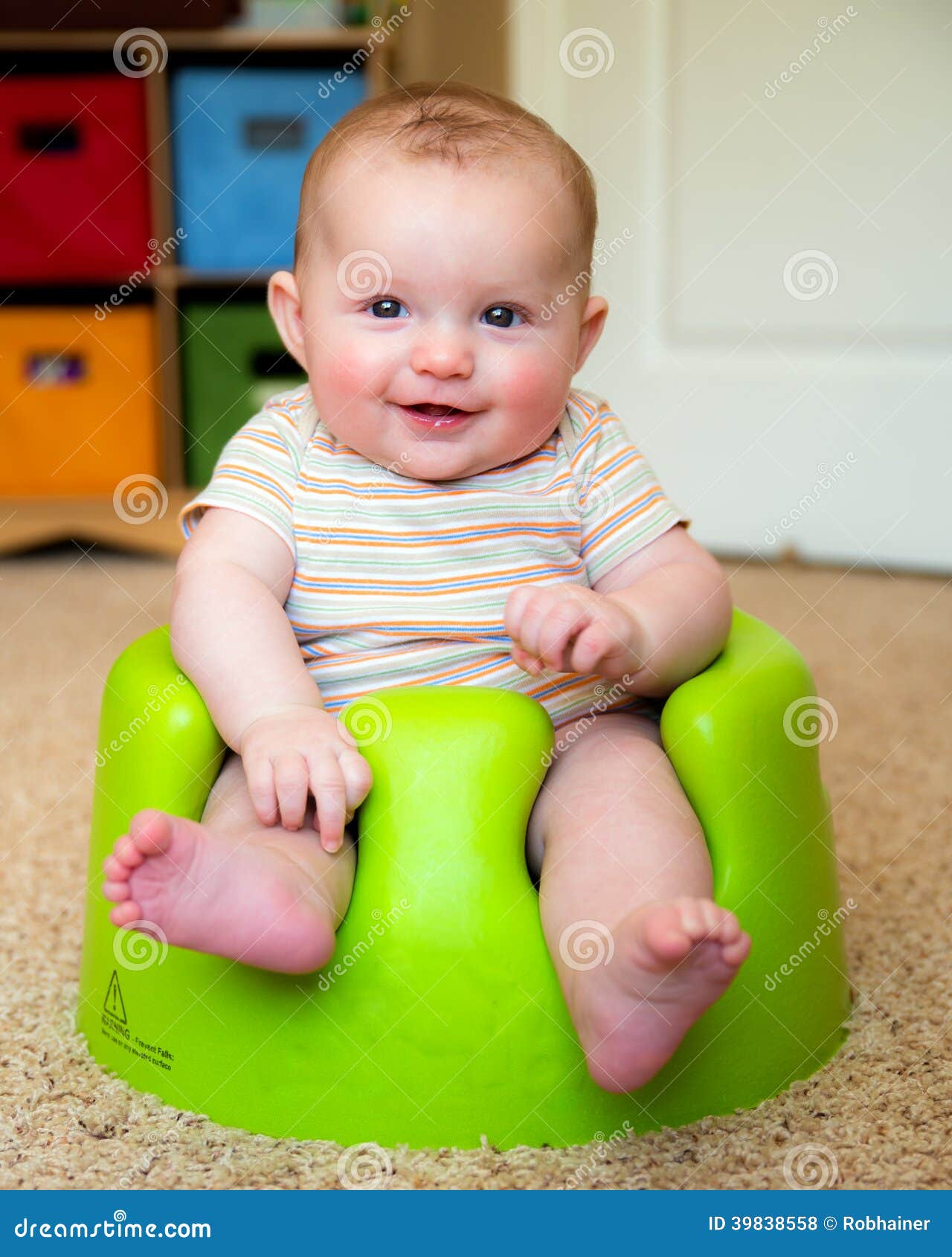 Bebé Que Usa El Asiento De Entrenamiento De Bumbo Para Incorporarse Foto de  archivo - Imagen de alegre, cabrito: 39838558