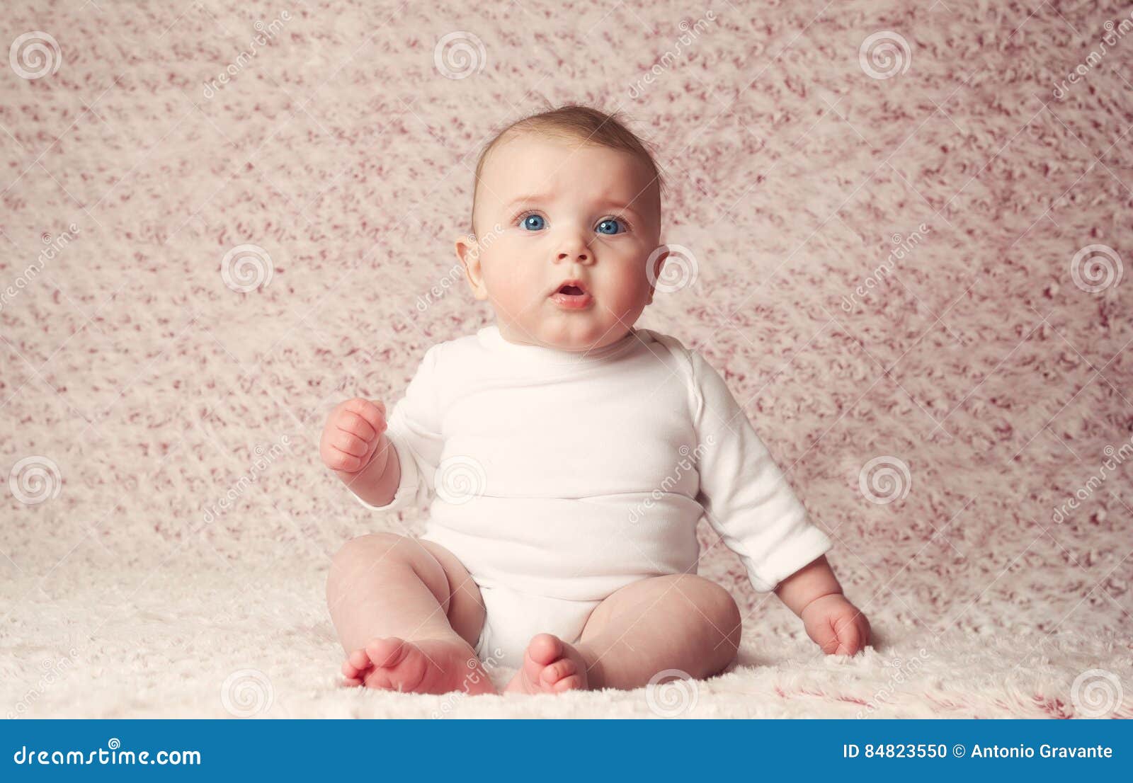 Bebé Recién Nacido Con El Mono Blanco Foto de archivo - Imagen de sentada,  humano: 84823550