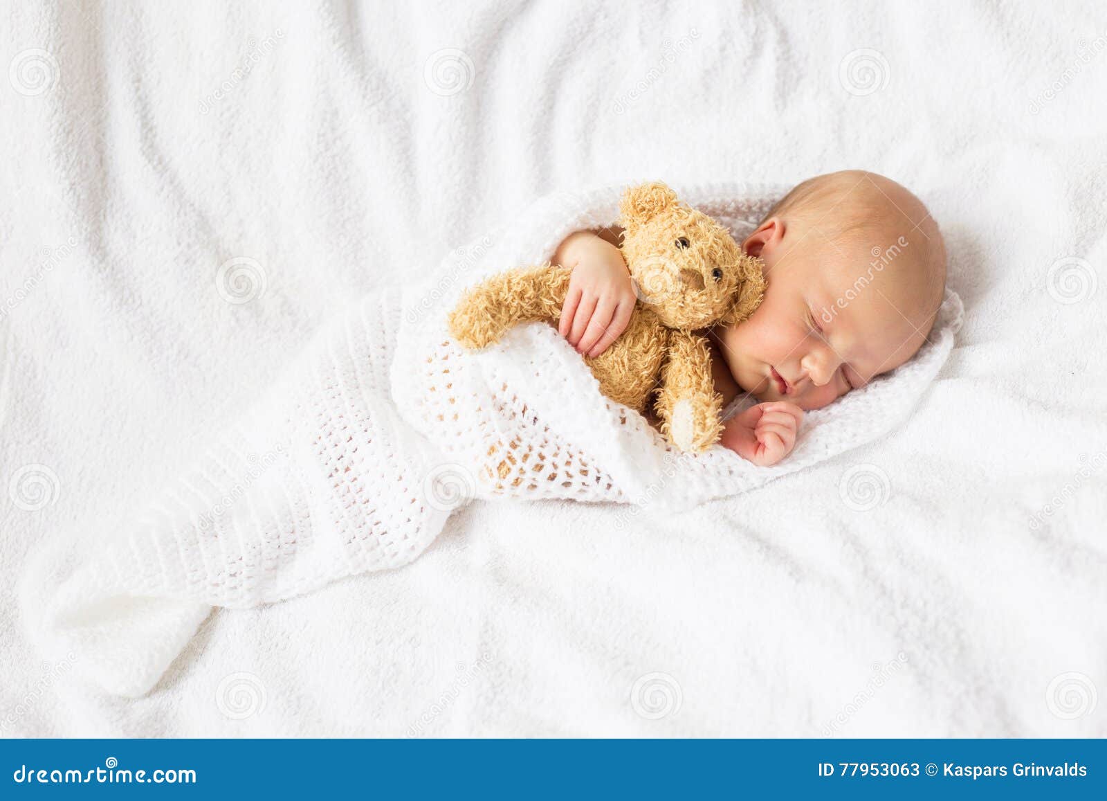 Bebé Recién Nacido Con El Oso De Peluche Imagen de archivo - Imagen de  amarillento, humano: 77953063