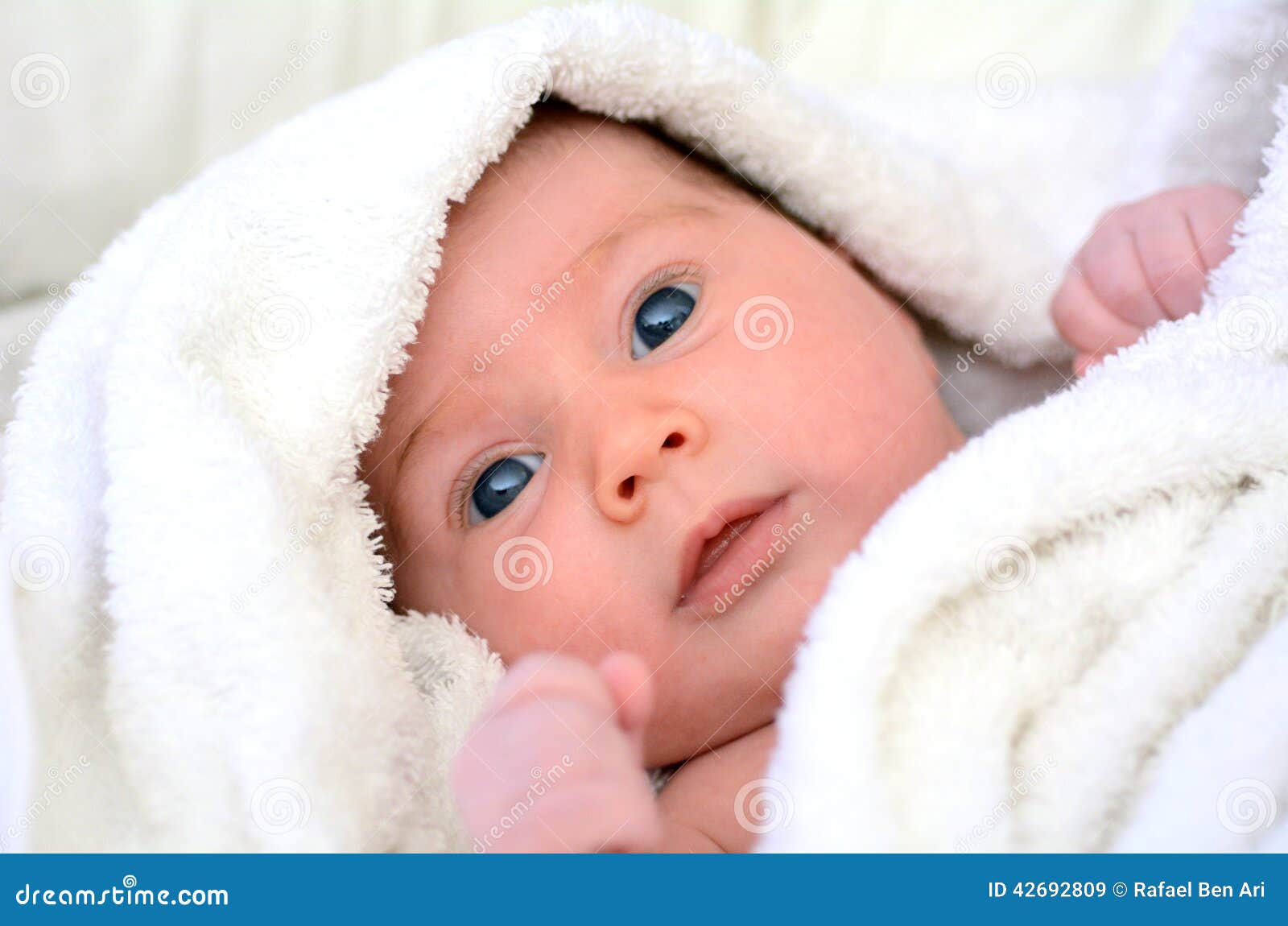 Bebé Recién Nacido Con La Toalla Imagen de archivo - Imagen de felicidad,  limpio: 42692809