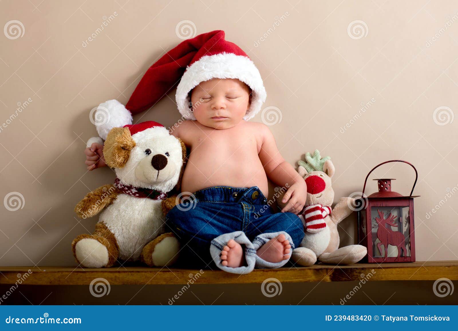 Bebé niña con chupete 0 3 meses vistiendo ropa bebé acostado en el pesebre  con su animal de peluche favorito Fotografía de stock - Alamy