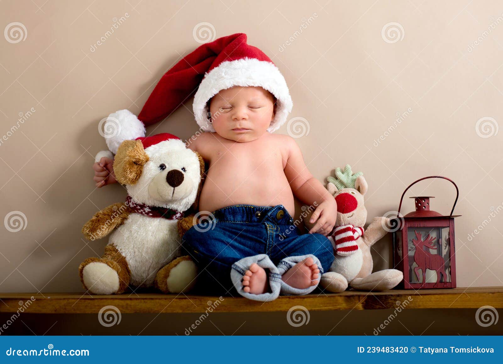 Pequeño Bebé Recién Nacido, Durmiendo Con El Oso De Peluche En Casa En Cama  Imagen de archivo - Imagen de cabrito, resto: 102483151