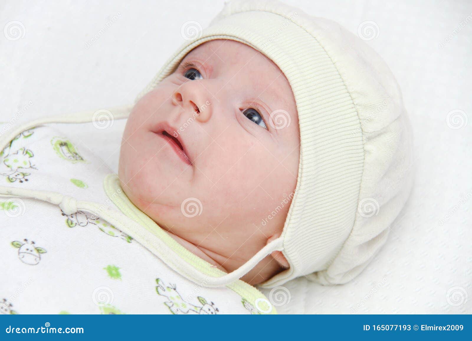 Bebe Recien Nacido De Dos Meses Disfrutando Imagen De Archivo Imagen De Foto Inocencia Bebe Recien Nacido De Dos Meses Disfrutando Imagen De Archivo Imagen De Foto Inocencia