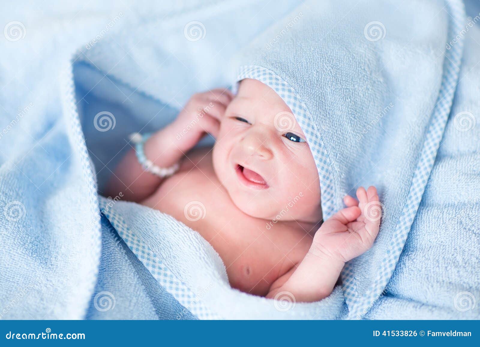 Bebé Recién Nacido Divertido Cubierto En Toalla De Baño Azul Foto de  archivo - Imagen de sano, muchacha: 41533826