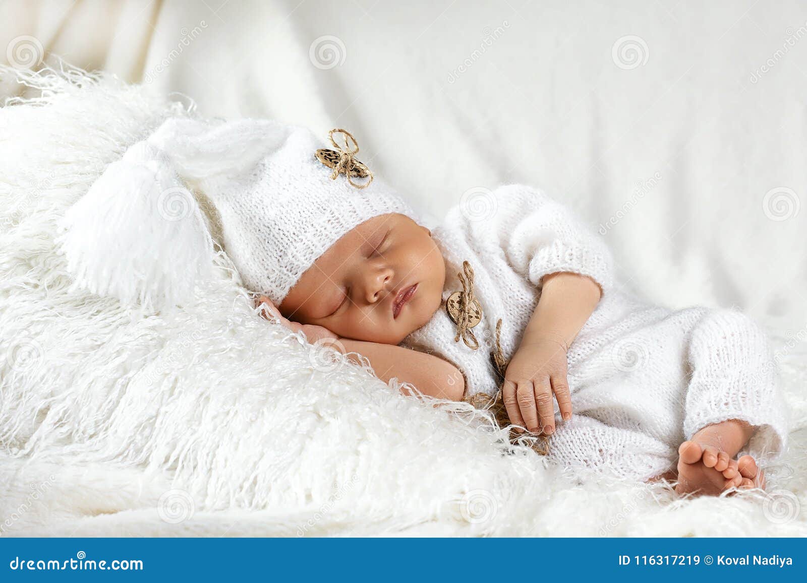 Bebé Recién Nacido Durmiente Del Primer En Una Manta, En Un Vestido Blanco, Lugar Para El Texto, Superior, Sistema Imagen de archivo - Imagen de actitud, newborn: 116317219