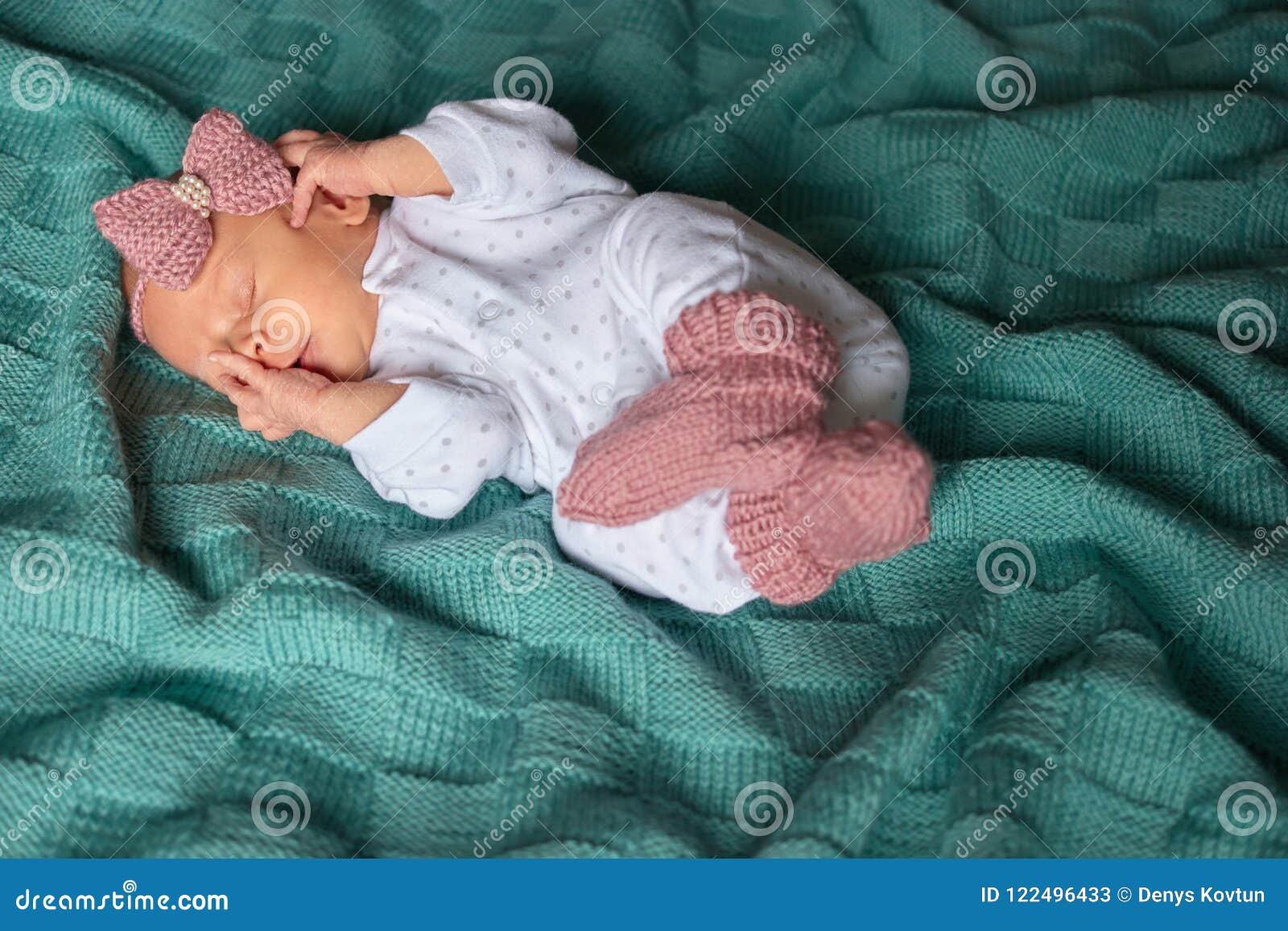 Bebé Recién Nacido Durmiente En Ropa Del Invierno Imagen de - Imagen de humano, cama: 122496433