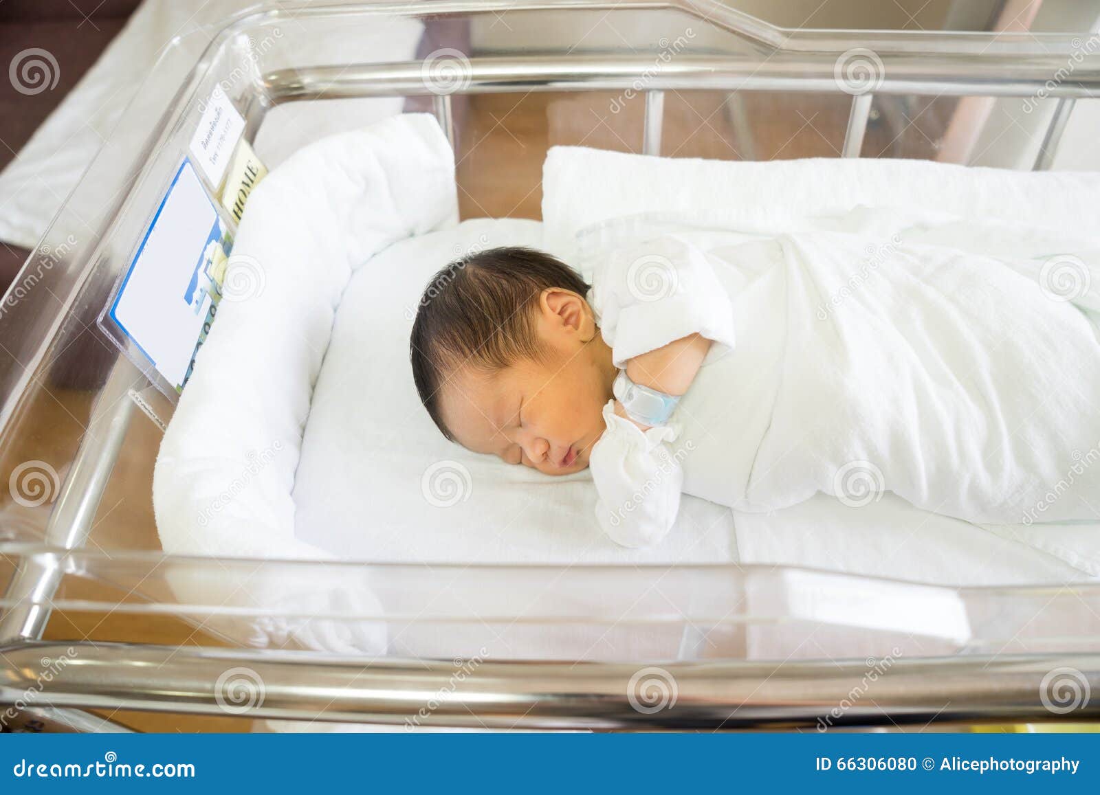 Bebe Recien Nacido En El Cuarto De Hospital Foto De Archivo Imagen De Medico Hospital Bebe Recien Nacido En El Cuarto De Hospital Foto De Archivo Imagen De Medico Hospital