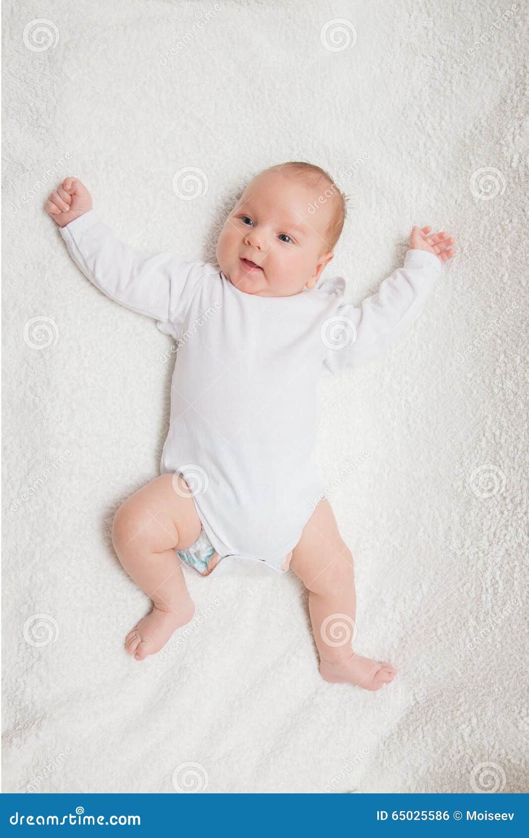 Descubrimiento Desgracia Al borde Bebé Recién Nacido En El Mameluco Blanco Foto de archivo - Imagen de blanco,  joven: 65025586