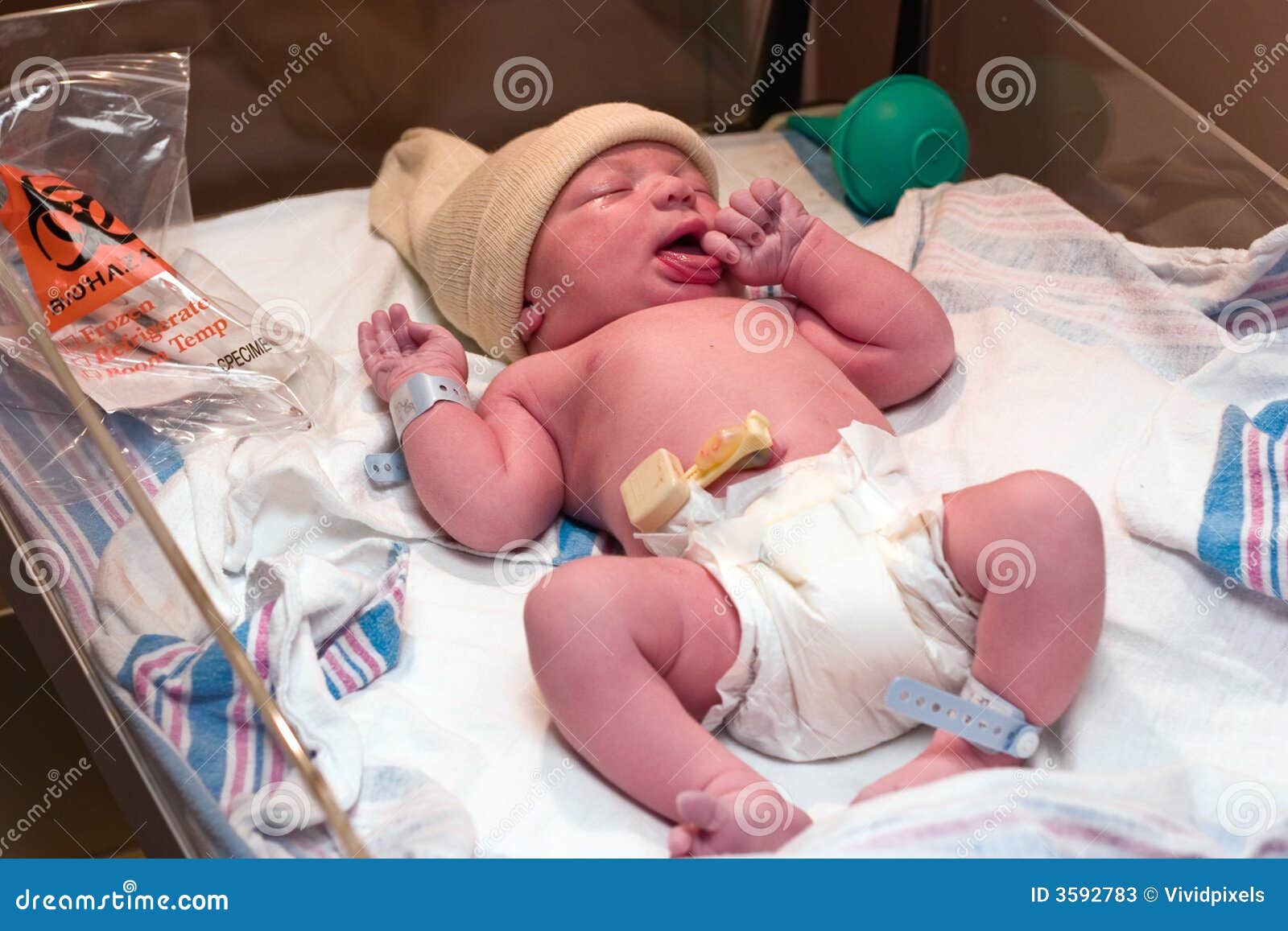 Bebé Recién Nacido En Hospital Imagen de archivo - Imagen de acogedor,  infante: 3592783