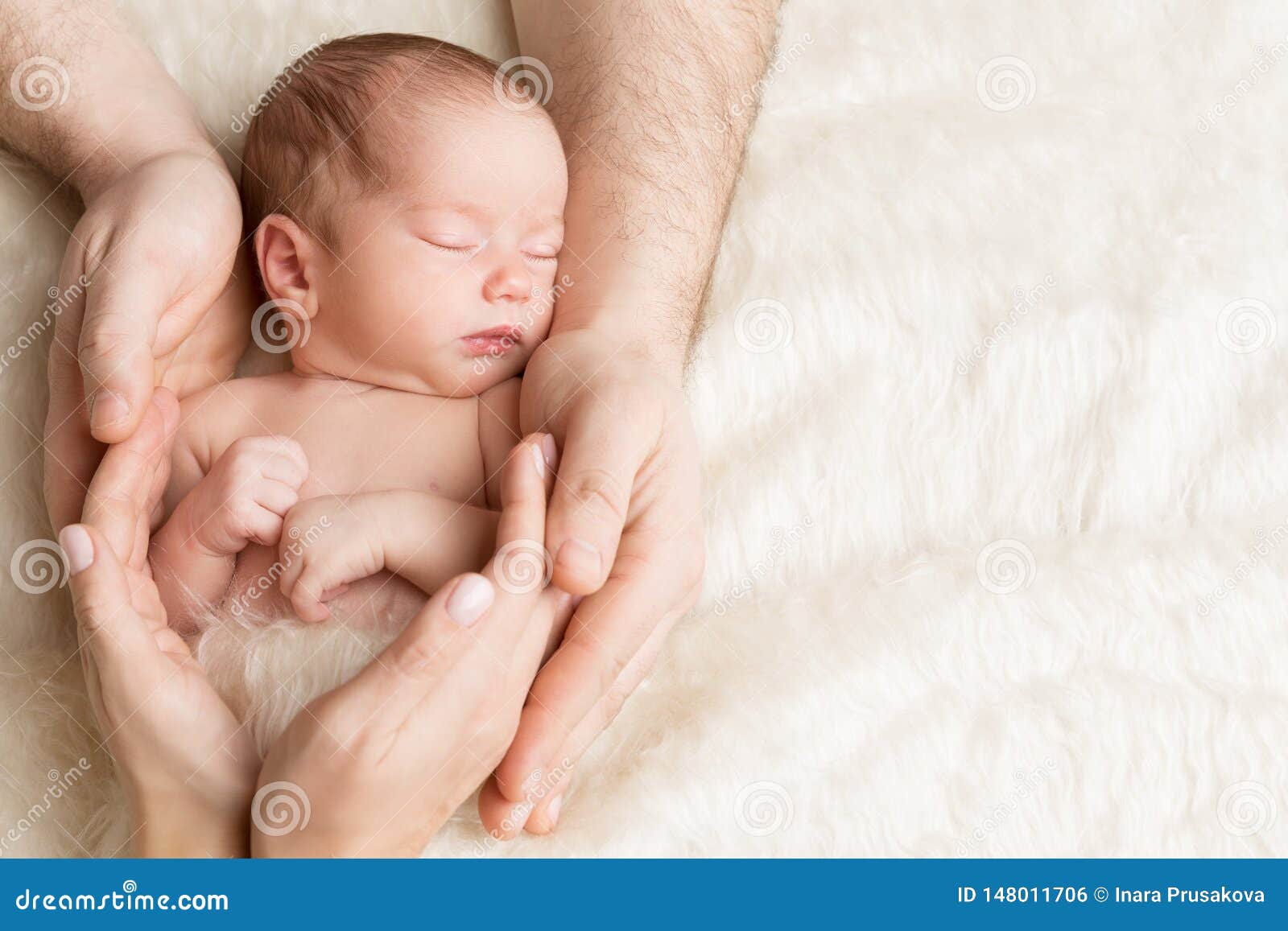 Bebé Recién Nacido En Manos De La Familia, Niño Recién Nacido Durmiente, Cuidado De de archivo - Imagen de lindo, llevado: 148011706
