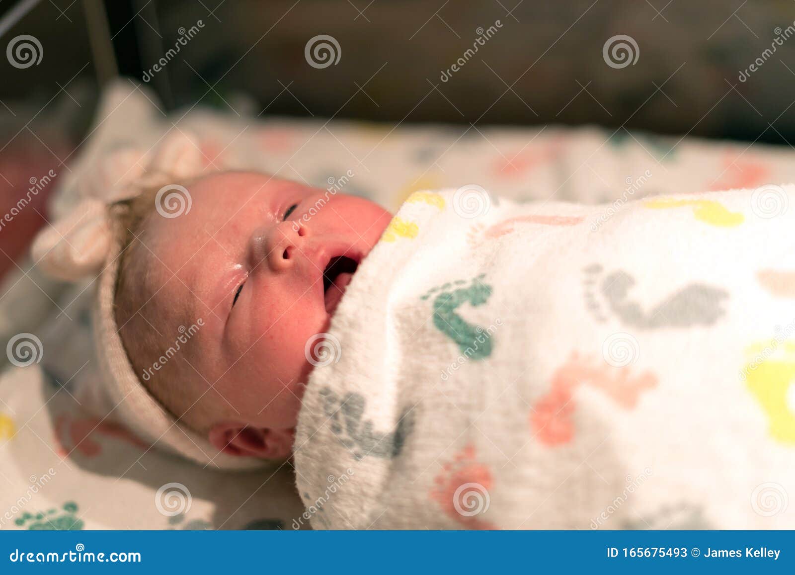 Bebé Recién Nacido En Un Hospital Durmiendo En Bassinet Imagen de
