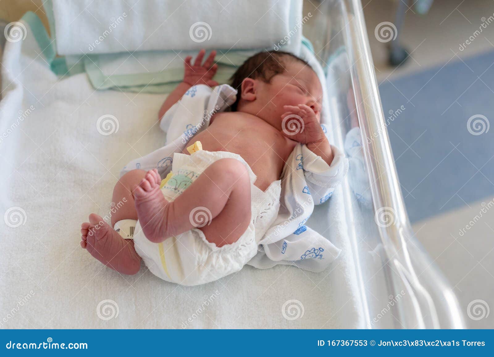 Bebé Recién Nacido En Una Cuna De Hospital Con Una Manta Para Bebés Imagen  de archivo - Imagen de sano, salud: 167367553