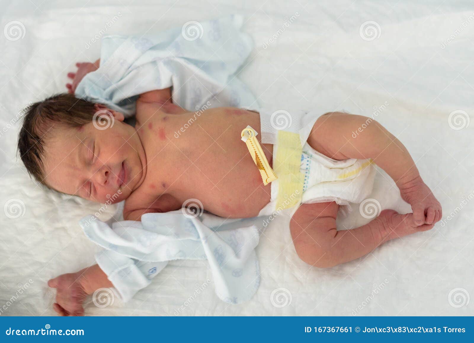Bebe Recien Nacido En Una Cuna De Hospital Con Una Manta Para Bebes Imagen De Archivo Imagen De Muchacho Felicidad Bebe Recien Nacido En Una Cuna De Hospital Con Una Manta Para Bebes Imagen De Archivo Imagen De Muchacho Felicidad