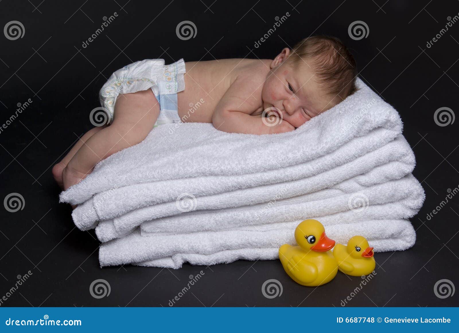 Bebé Recién Nacido Encima De Las Toallas Foto de archivo - Imagen de pato,  amarillo: 6687748