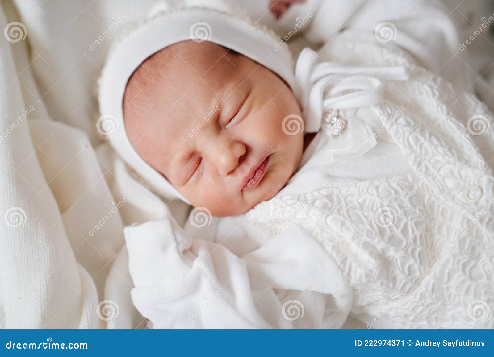 Bebé Recién Nacido Lindo Duerme Con Ropa Blanca. Vestimenta Para El Alta Hospitalaria. Imagen de archivo - Imagen de felicidad: 222974371