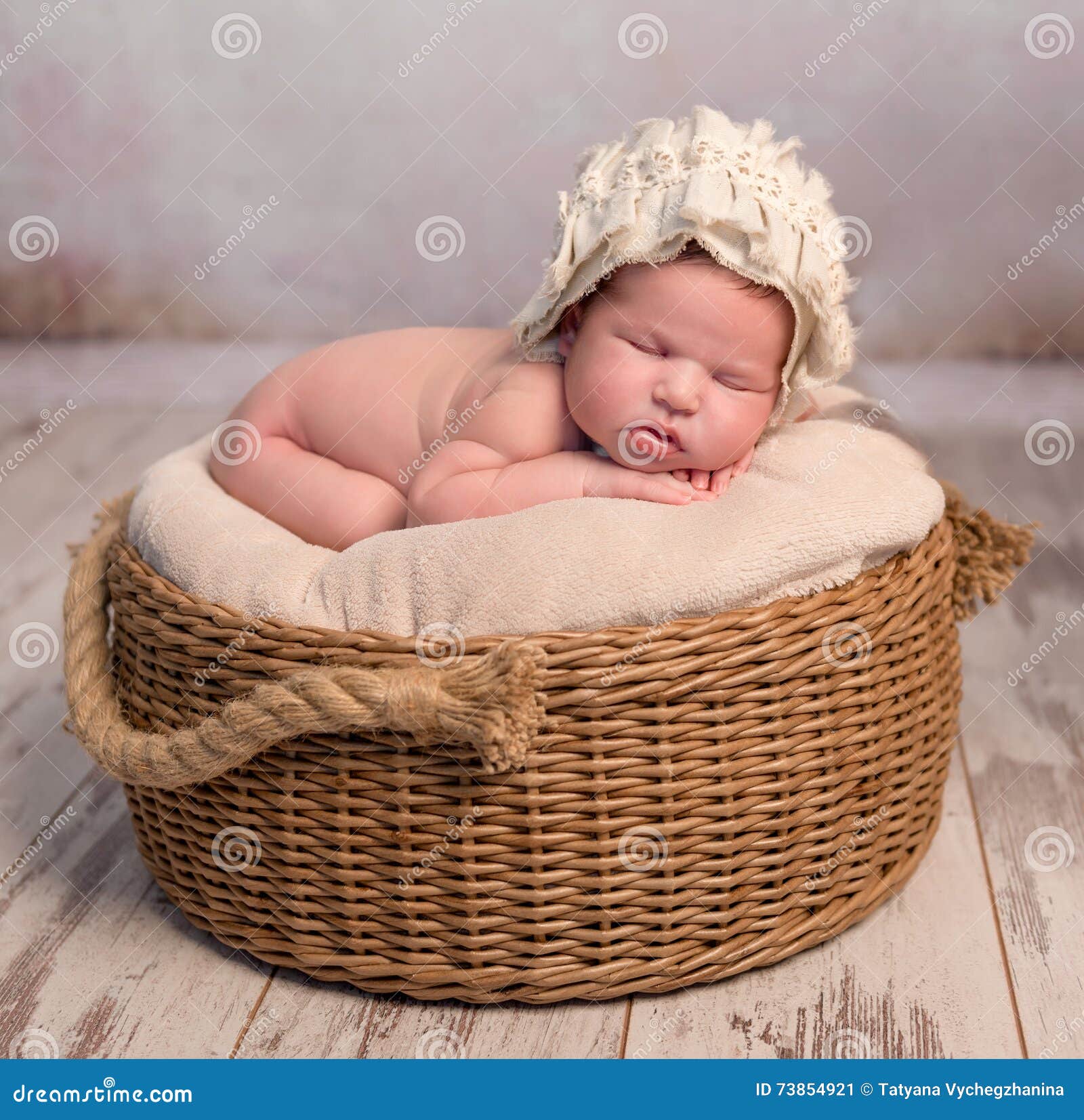 Niña Bebé Recién Nacido Durmiendo En La Cesta Foto de stock y más