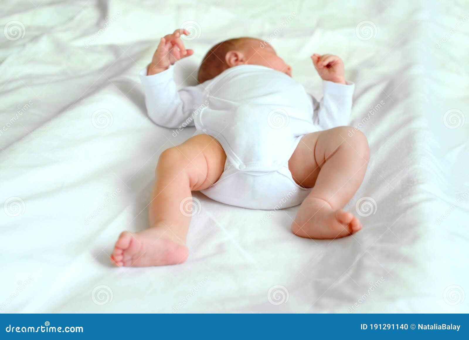 Bebe Recien Nacido Bebe 1 Mes Tendido En La Cama Medicina Maternidad Nacimiento Lactancia Y Concepto De Colico Foto De Archivo Imagen De Grito Mama Bebe Recien Nacido Bebe 1 Mes Tendido En La Cama Medicina Maternidad Nacimiento Lactancia Y Concepto De Colico Foto De Archivo Imagen De Grito Mama