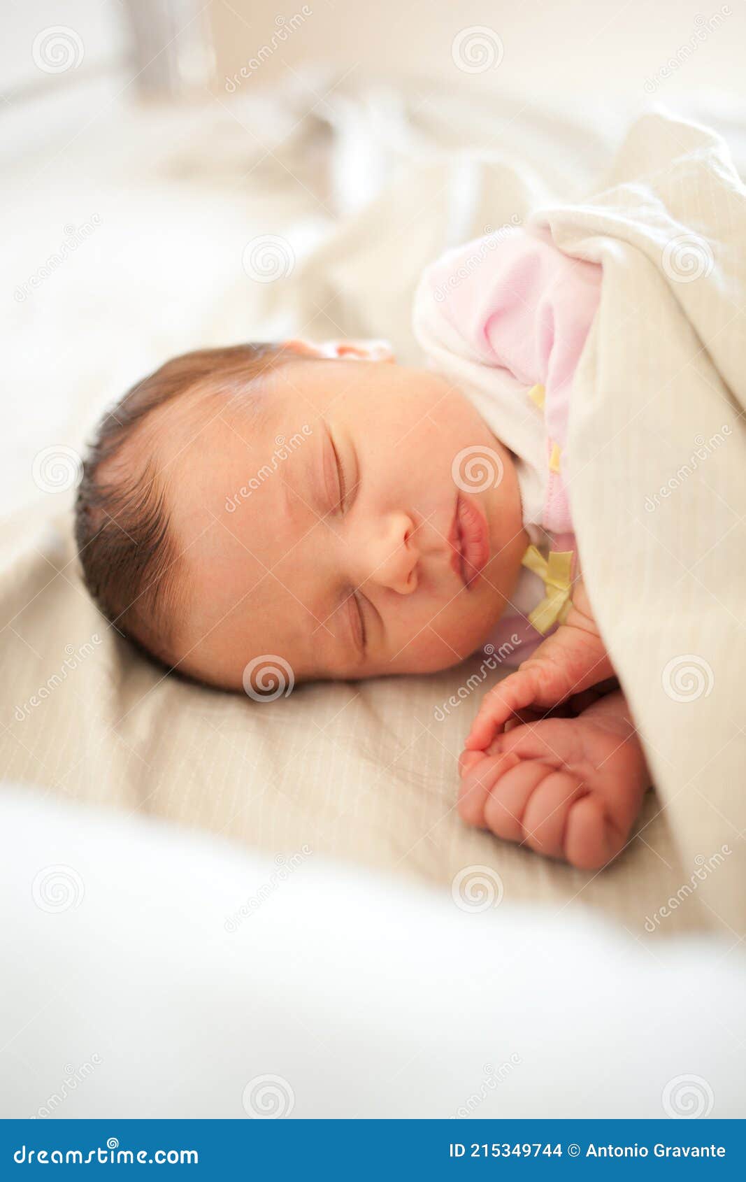 Bebé Recién Nacido Niña Dormir En La Cama Foto de archivo - Imagen de cama,  lindo: 215349744