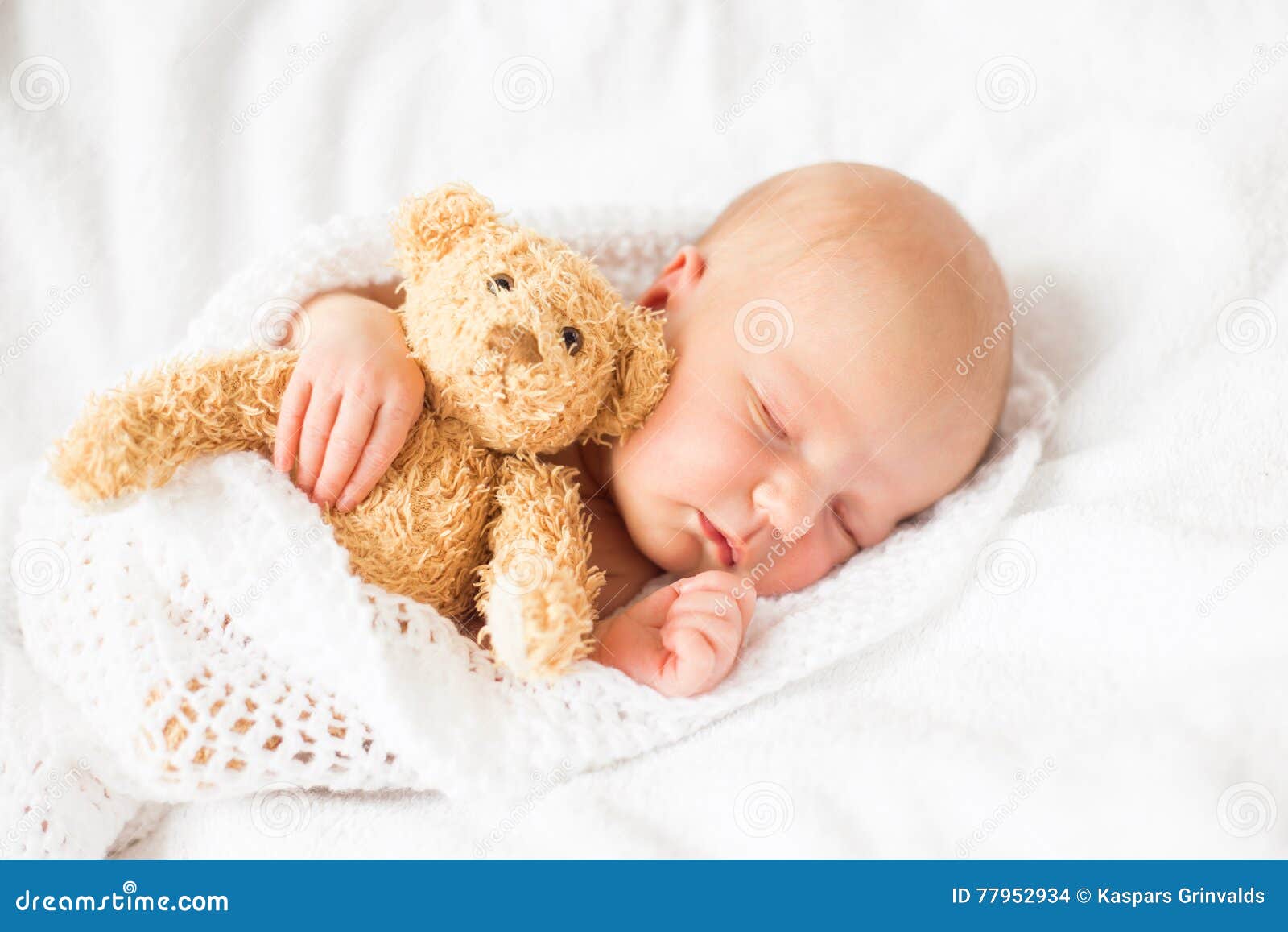 Bebé Recién Nacido Que Duerme Con El Oso De Peluche Foto de archivo -  Imagen de newborn, gente: 77952934