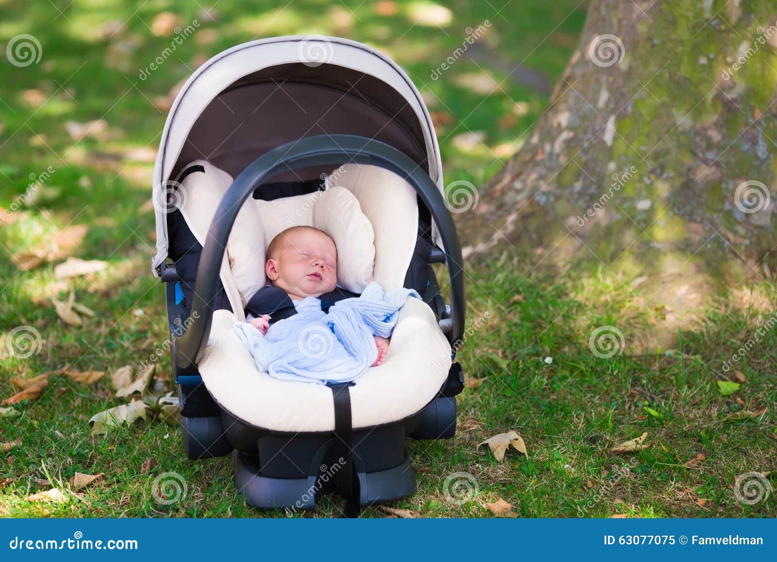 el viento es fuerte Galleta congelador Bebé Recién Nacido Que Duerme En Asiento De Carro Imagen de archivo -  Imagen de feliz, asiento: 63077075