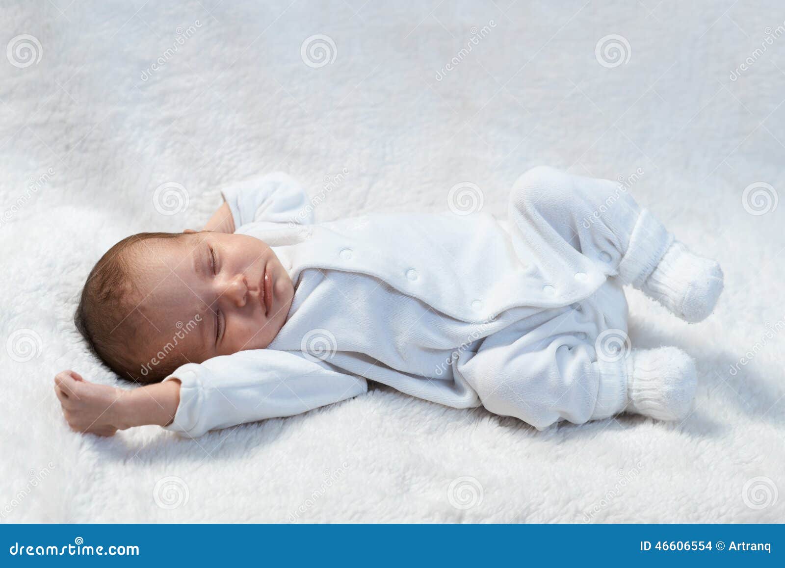 Bebé Recién Nacido Que Duerme En La Piel Blanca En Luz Del Sol Foto de  archivo - Imagen de descendiente, camisa: 46606554