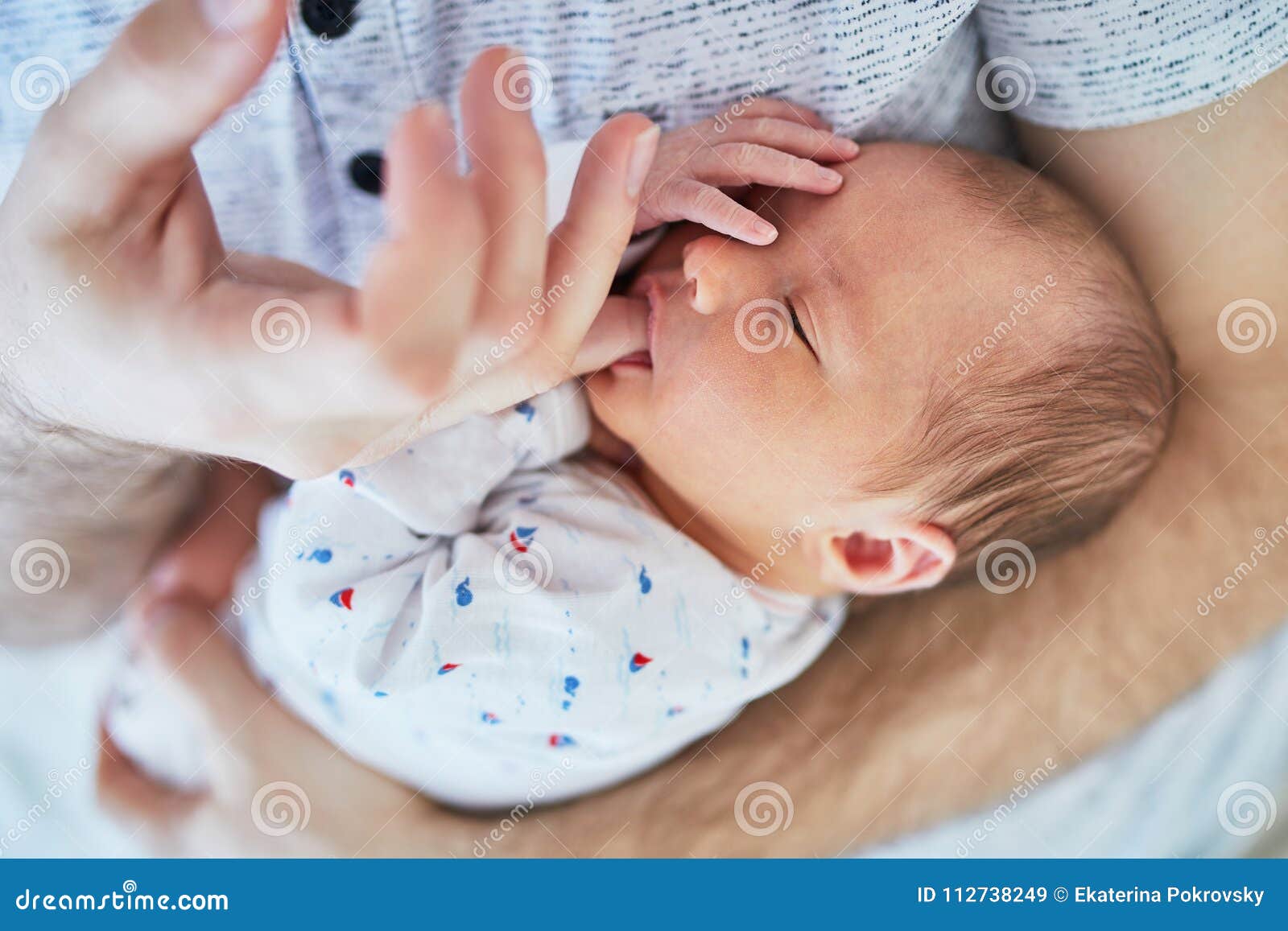 Bebe Recien Nacido Que Duerme En Su Pecho Del S Del Padre Imagen De Archivo Imagen De Lindo Durmiendo Bebe Recien Nacido Que Duerme En Su Pecho Del S Del Padre Imagen De Archivo Imagen De Lindo Durmiendo