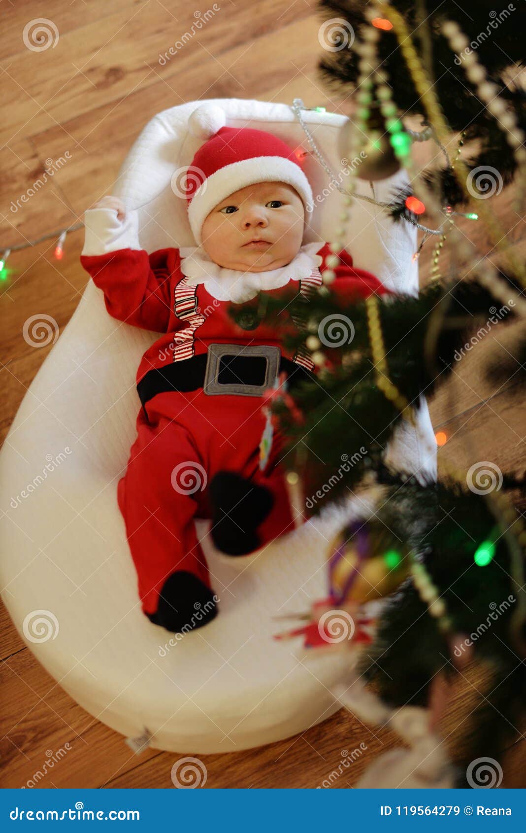 Bebé Recién Nacido Que Lleva La Ropa De Papá Noel de - Imagen de feliz, casquillo: 119564279