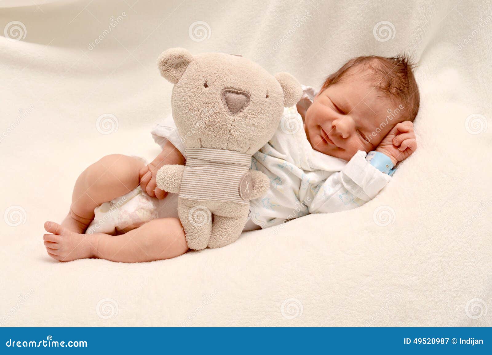 Bebé Recién Nacido Que Duerme Con El Oso De Peluche Foto de archivo -  Imagen de newborn, gente: 77952934