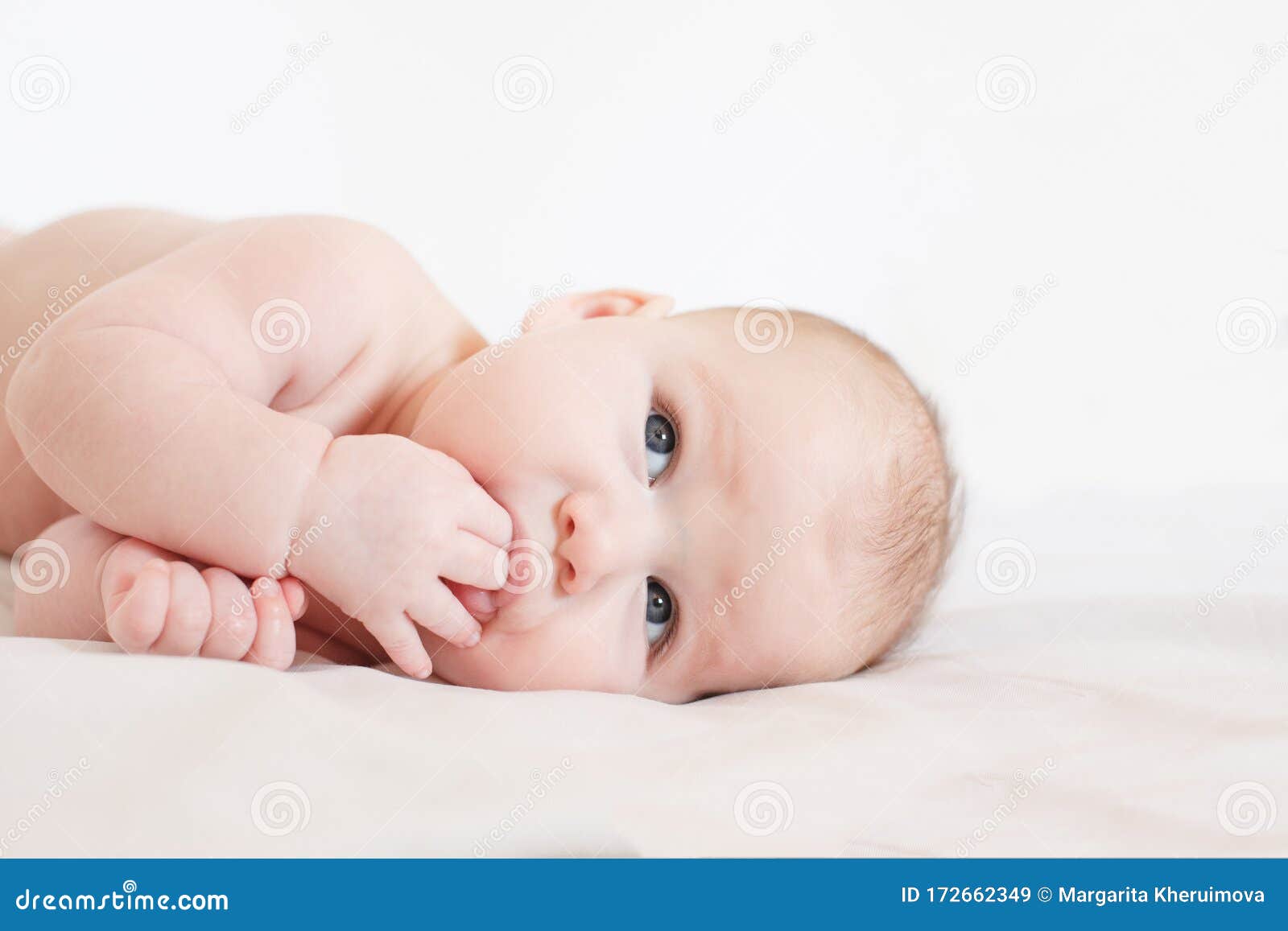 Bebe Sobre Una Cama De Fondo Blanco Con Una Mano En La Boca Enorme Nino De Cuatro Meses Un Nino Se Muerde La Mano Imagen De Archivo Imagen De Persona Feliz Bebe Sobre Una Cama De Fondo Blanco Con Una Mano En La Boca Enorme Nino De Cuatro Meses Un Nino Se Muerde La Mano Imagen De Archivo Imagen De Persona Feliz