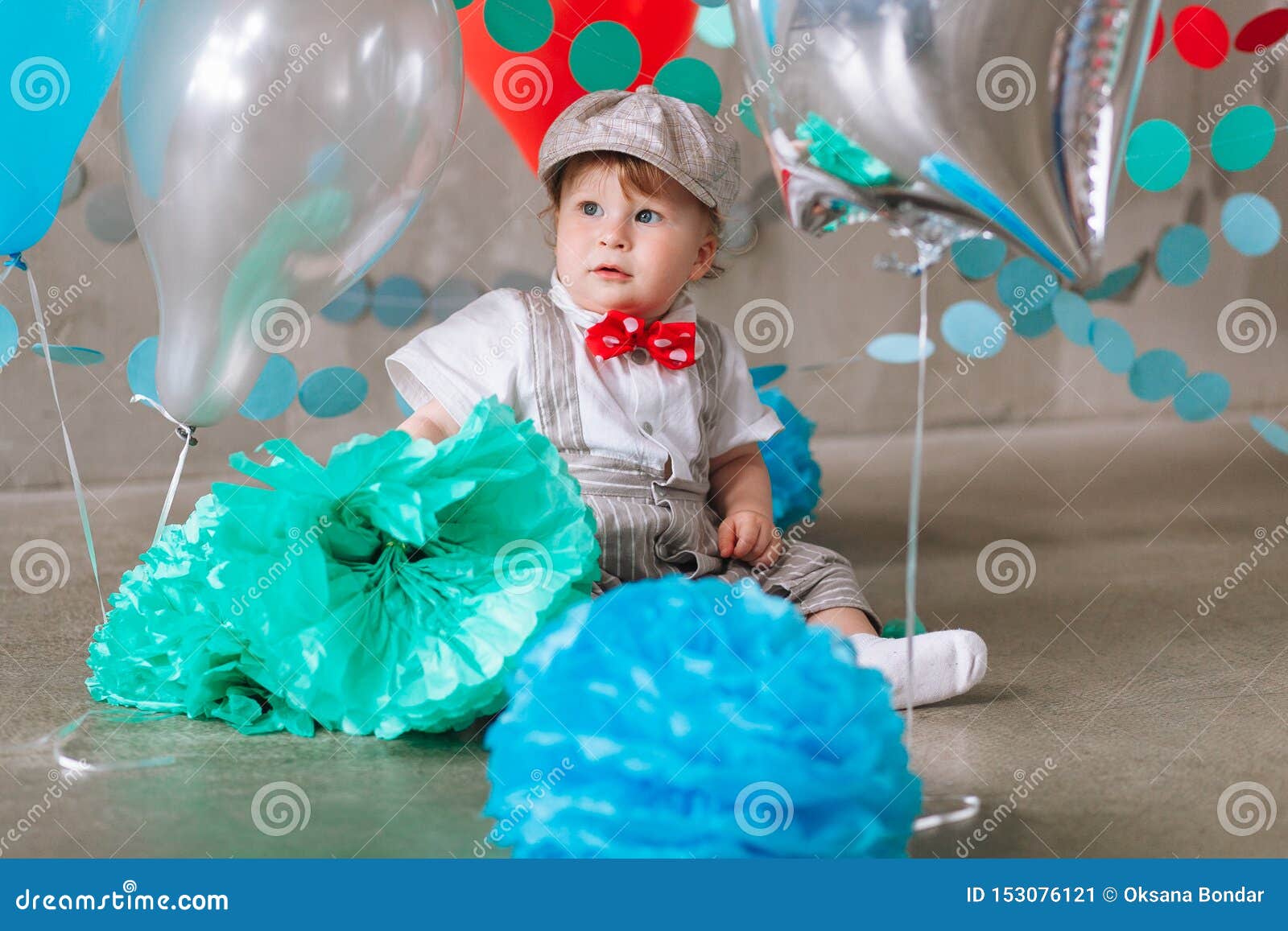 Bebe Triste Que Celebra El Primer Cumpleanos Fiesta De Cumpleanos De Los Ninos Adornada Con Los Globos Y La Bandera Colorida Imagen De Archivo Imagen De Feliz Lindo