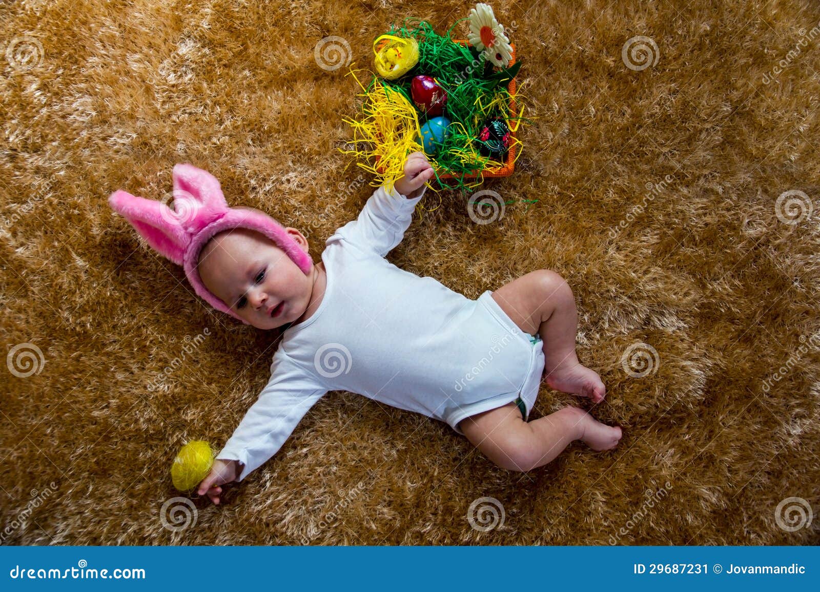 fábrica Yogur Perdido Bebé Vestido Como El Conejito De Pascua Imagen de archivo - Imagen de  cesta, liebres: 29687231