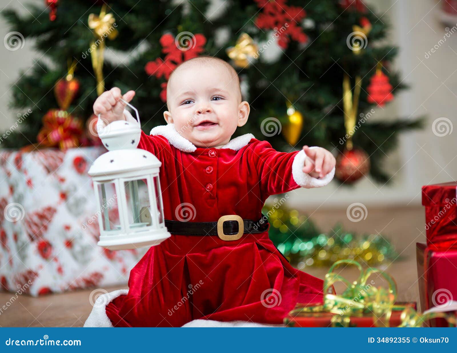 Bebé Vestido Como Santa Claus En El árbol De Navidad Imagen de archivo - Imagen de vacaciones, bebé: 34892355 Bebé Vestido Como Santa Claus En El árbol De Navidad Imagen de archivo - Imagen de vacaciones, bebé: 34892355