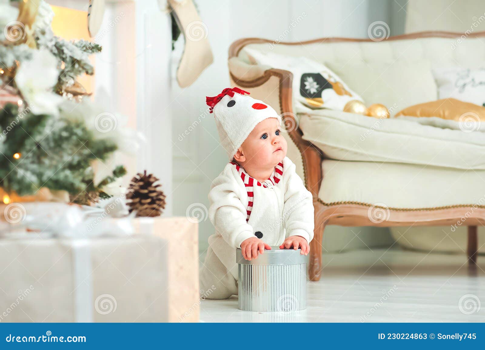 Bebé Vestido Con Traje De Muñeco De Nieve Arrastra Al Fondo Del árbol De  Navidad. Niñez En Casa En Año Nuevo. Niños Primero Imagen de archivo -  Imagen de lindo, traje: 230224863