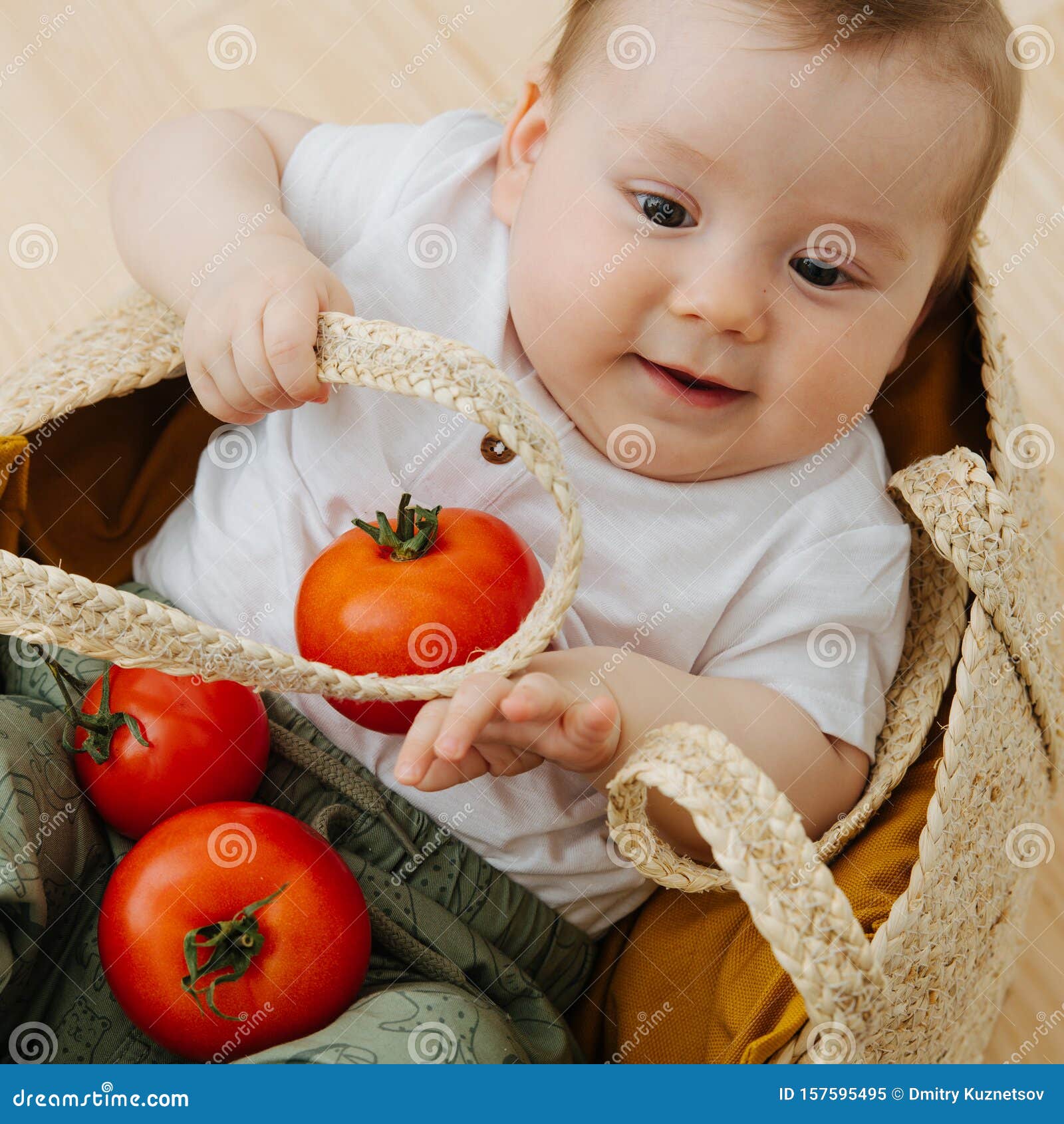 Bebe Bebe Com Tomate Num Saco De Bolso E Vime Imagem De Stock Imagem De Caucasiano Lazer