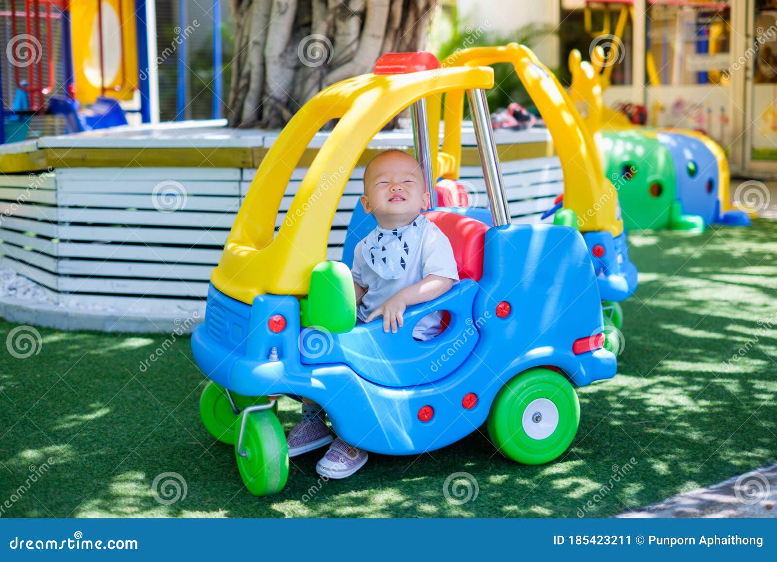 Bebê De 1 Ano De Idade Da Rússia Andando Num Carro De Brinquedo Pequeno E  Colorido No Local De Jogo Na Hora Do Dia Imagem de Stock - Imagem de  sorriso, taiwanês: 185423211