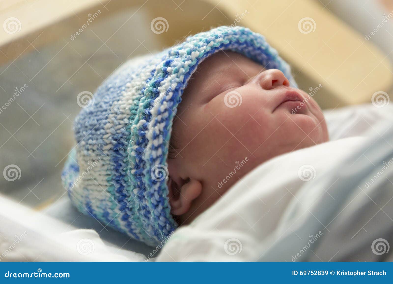 Bebê Masculino Recém-nascido Que Dorme Após O Nascimento Imagem de Stock -  Imagem de bebê, recém: 69752839