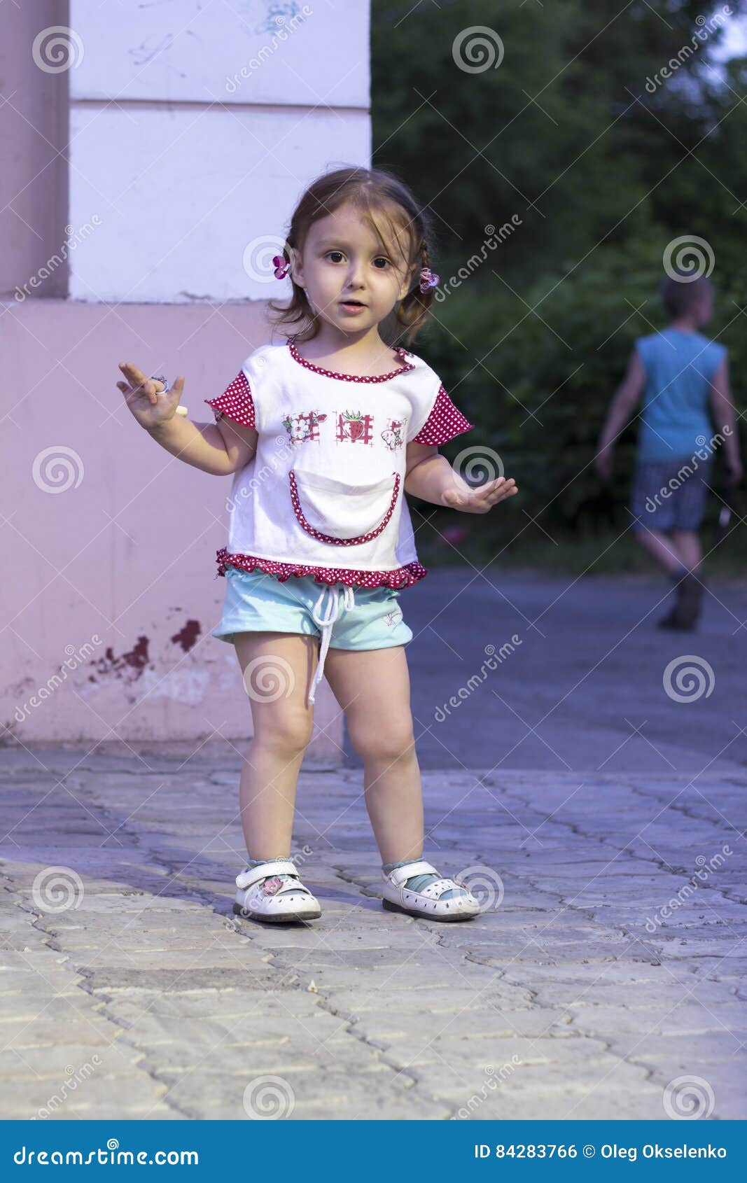 Bebê Pequeno Com As Tranças Que Fazem O Gesto De Mão Da Parada Foto de  Stock - Imagem de porquinhos, sucesso: 84283766