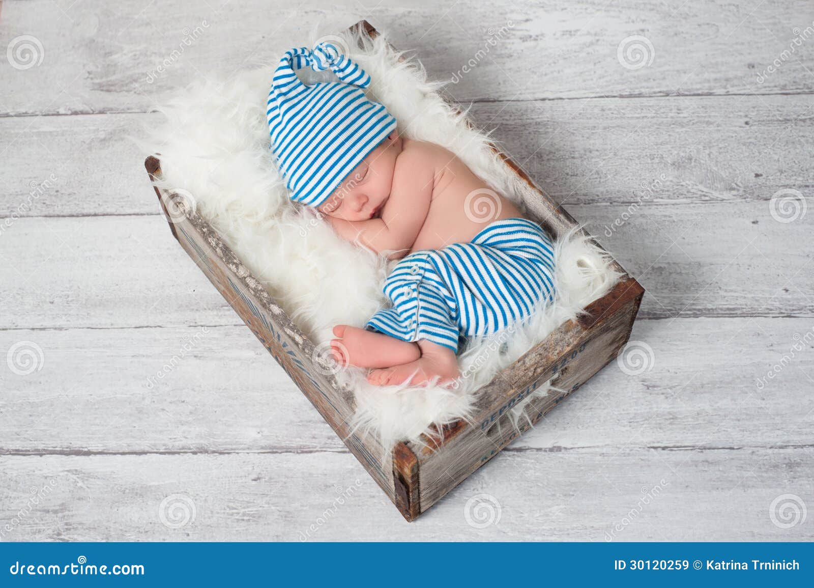 Pijamas Vestindo Do Bebe Recem Nascido Do Sono Imagem De Stock Imagem De Sereno Chapeu Pijamas Vestindo Do Bebe Recem Nascido Do Sono Imagem De Stock Imagem De Sereno Chapeu